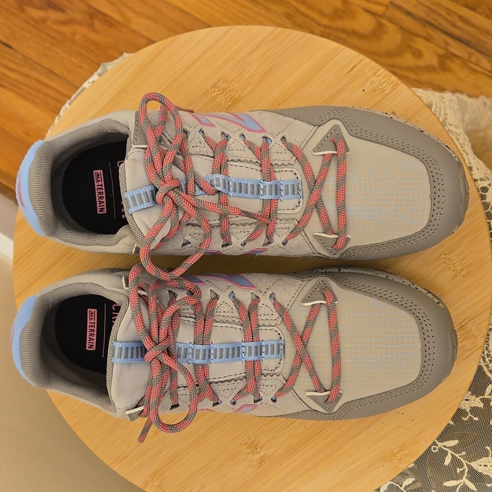 NWOT New Balance girls gray and punk sneakers Sz 6M.  Style GECRGLS 👡